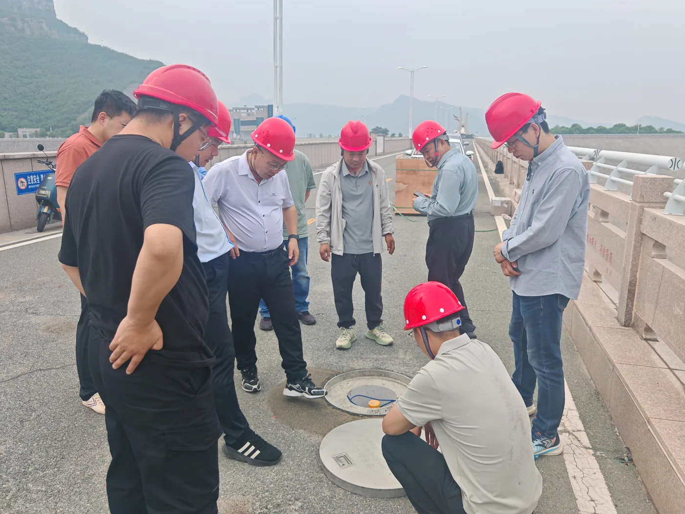 河口村水库现场，技术人员检查钻孔与孔口设施