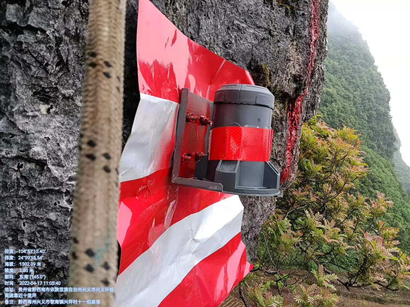 边坡岩壁上的无线传感器现场安装实拍